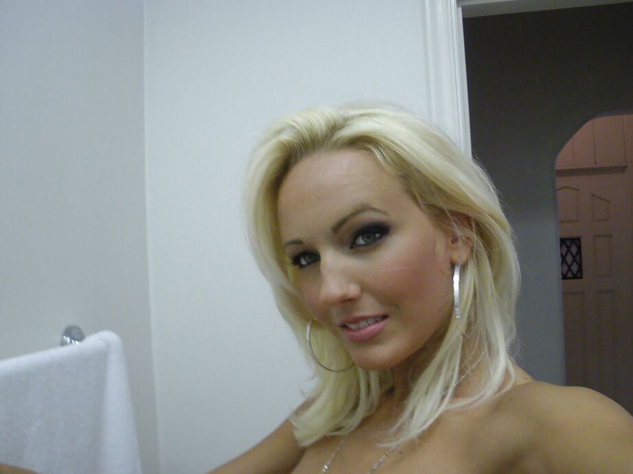 16P La chaude blonde Cody Love prend des selfies de ses seins parfaits dans le miroir de la salle de bain