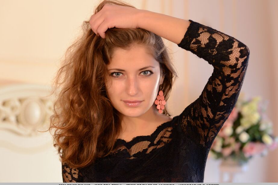 18P Europeia Jessica G tira vestido de renda e modela seu belo corpo nu