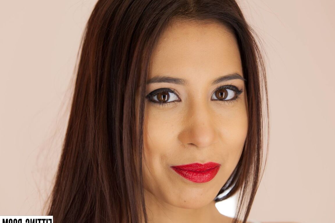 10P La hermosa joven Paula Shy luce labios rojos durante una sesión de masturbación