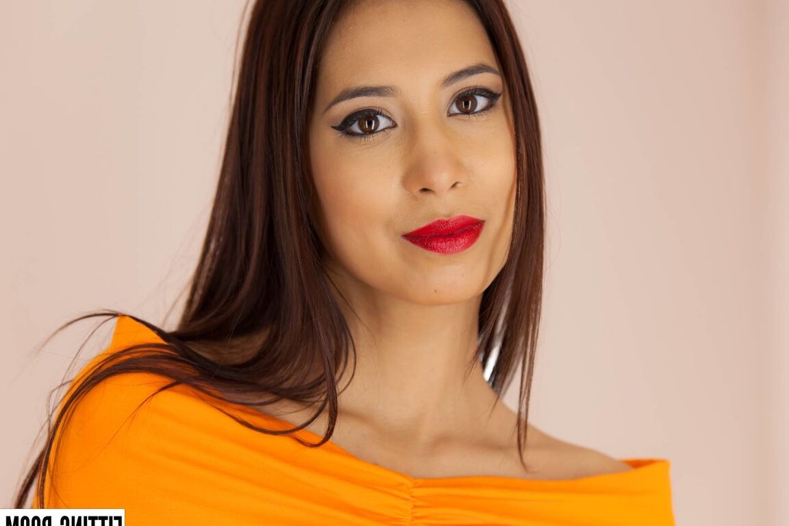 10P La hermosa joven Paula Shy luce labios rojos durante una sesión de masturbación