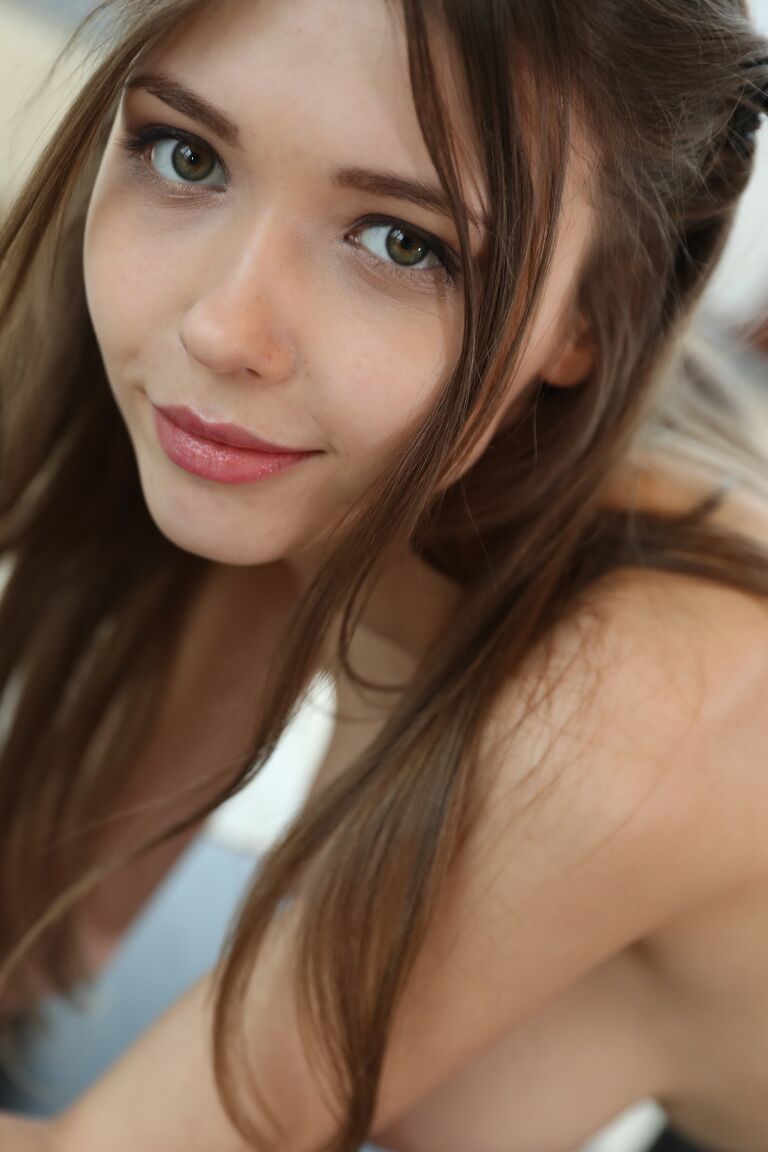 21P adolescente ucraniana com grandes mamas Mila Azul tiras