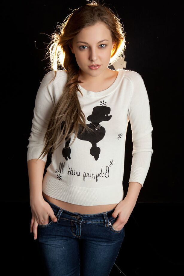 18P Adolescente europeia com um rosto bonito consegue se livrar das roupas
