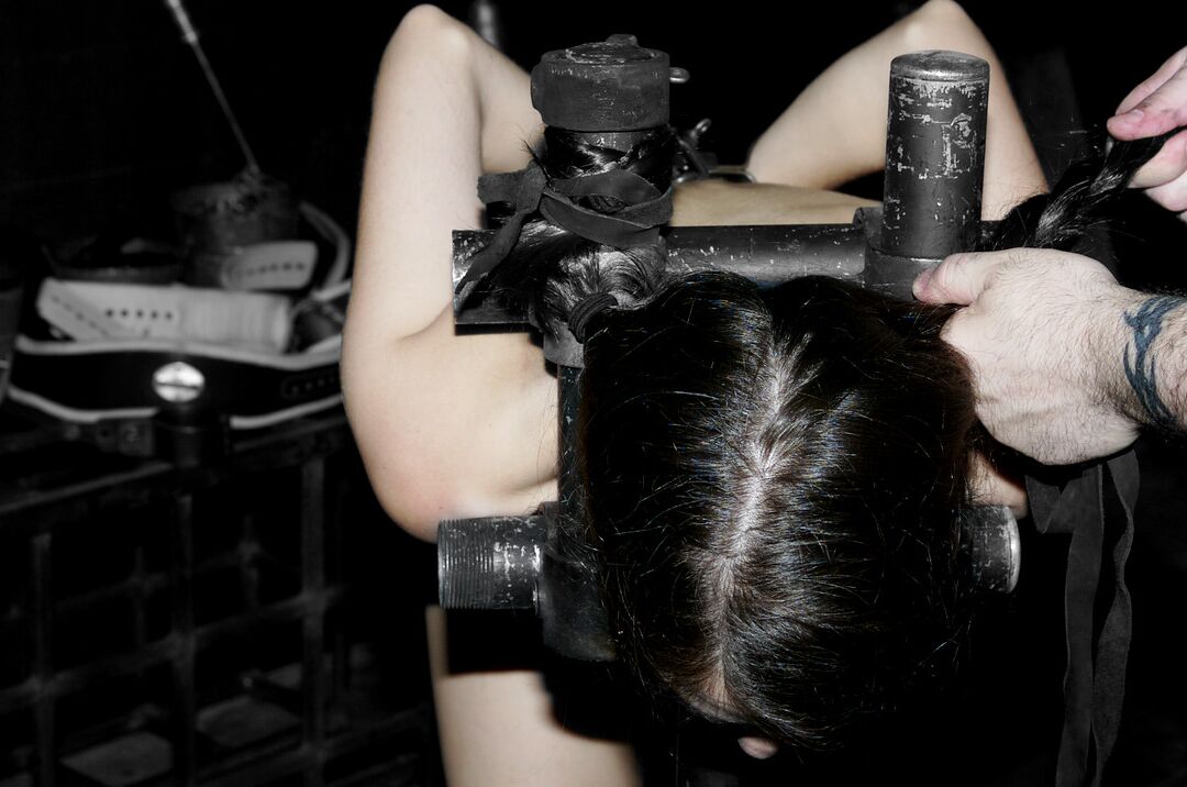 21P Gata de cabelos escuros e bunda grande Sasha Grey é abusada em cativeiro de metal