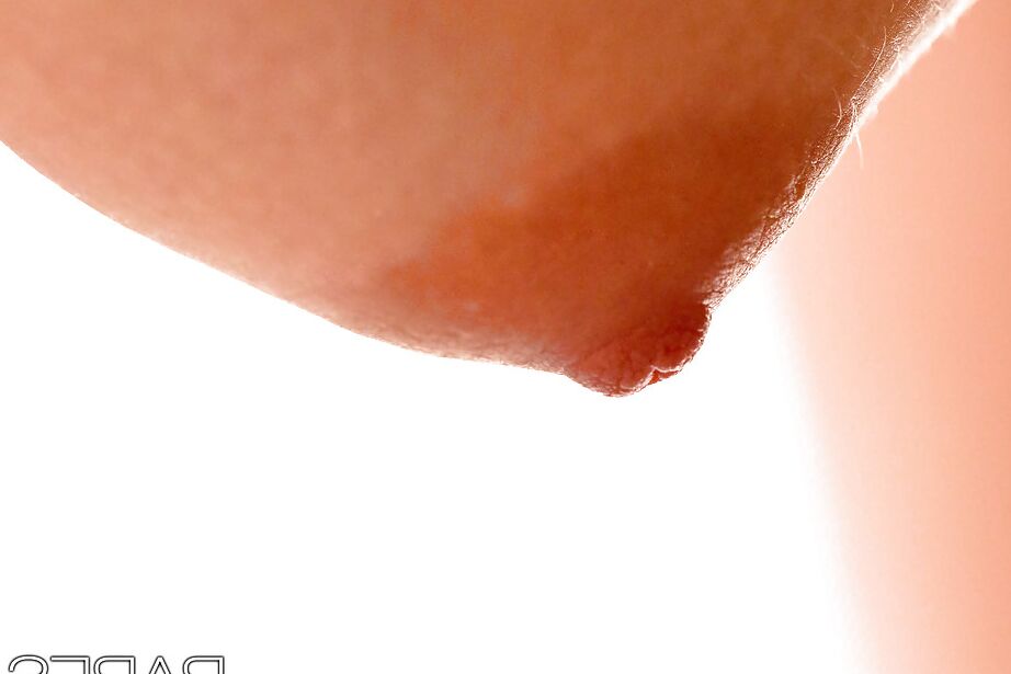 16P Üppiges Babe mit schönem Gesicht zieht sich aus und neckt ihre süße Muschi