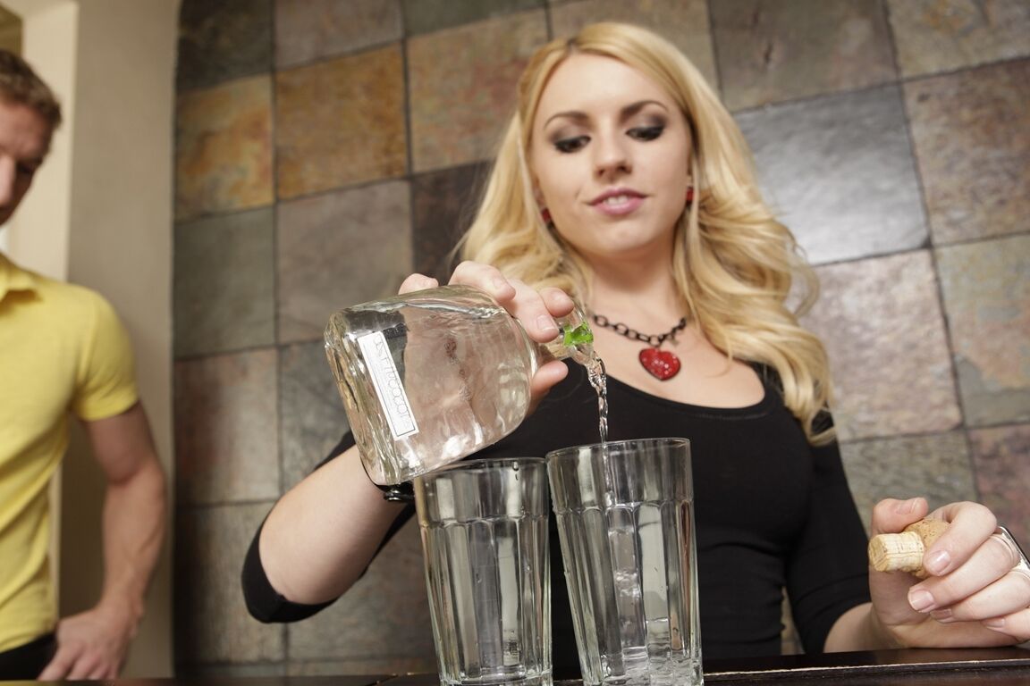 19P La chaude blonde Lexi Belle se fait défoncer en baskets