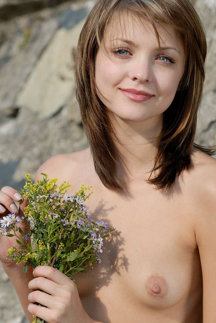 16P Das bezaubernde Teenie-Model Amelie zeigt gleichzeitig ihre geschwollene Muschi und ihren engen Arsch