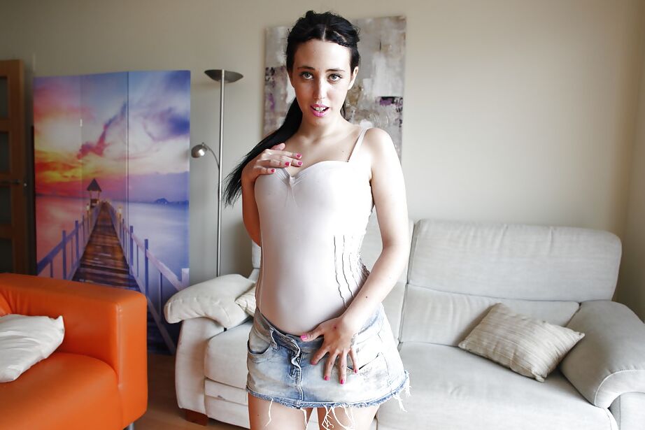 16P La belleza europea Nicole Wild exponiendo y acariciando sus grandes tetas naturales