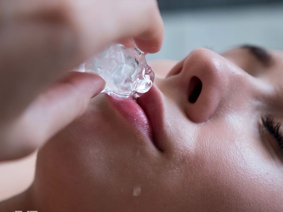 16P Lil Karla toma un trozo de hielo fresco y lo muele contra su raja, gimiendo mientras