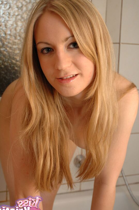 12P Подросток-любитель Kiss Kristin мило улыбается после принятия ванны