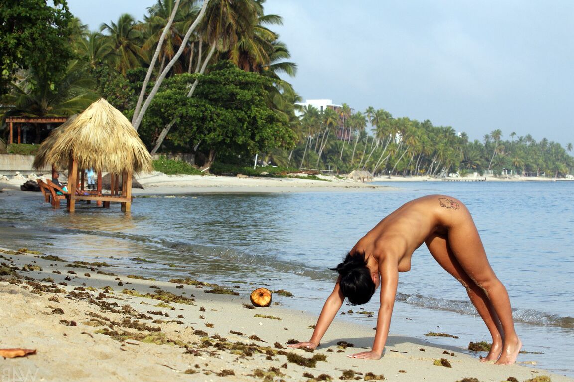 14P Angelica Kitten, déesse tchèque nue, pratique le yoga sur une plage de sable