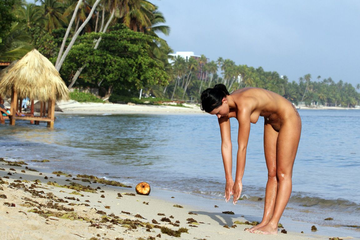 14P Angelica Kitten, déesse tchèque nue, pratique le yoga sur une plage de sable