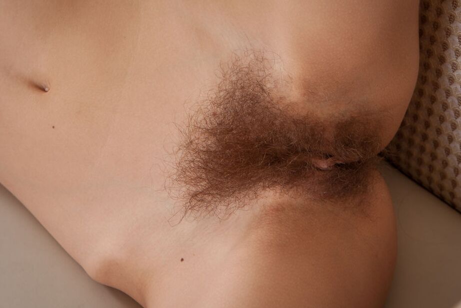 16P Dennie, une jeune rousse mince, affiche avec confiance tout son buisson alors que ses fesses sont nues.