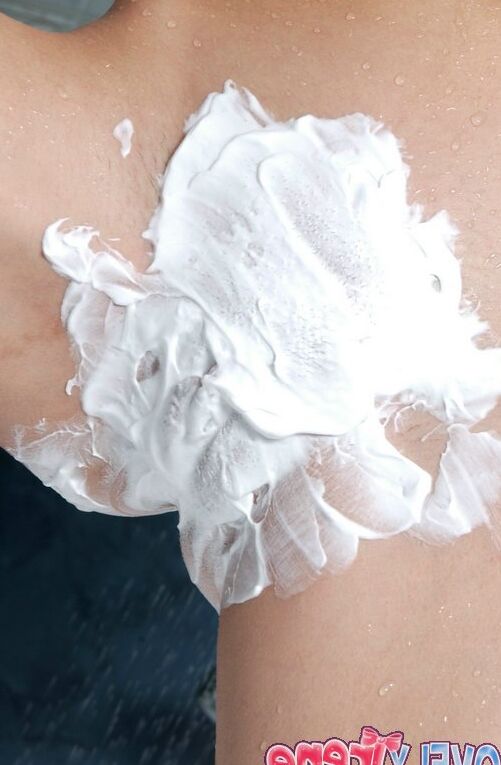 15P Die schöne Anne Irene rasiert ihre frische Teenie-Muschi