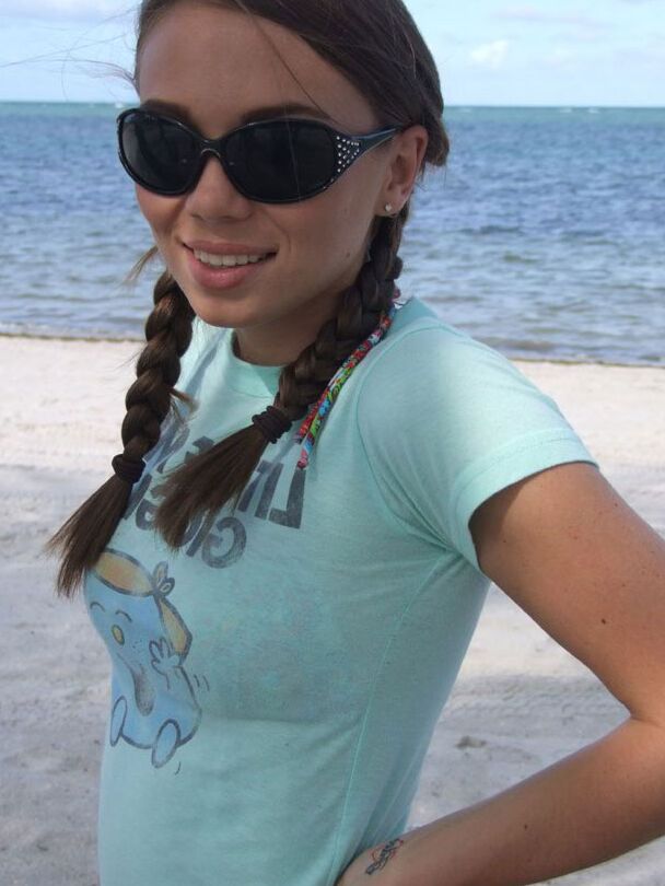 16P Süßes Teenie-Mädchen Alexiss Capri zeigt am Strand ihren schönen Arsch in Tanga-Unterwäsche