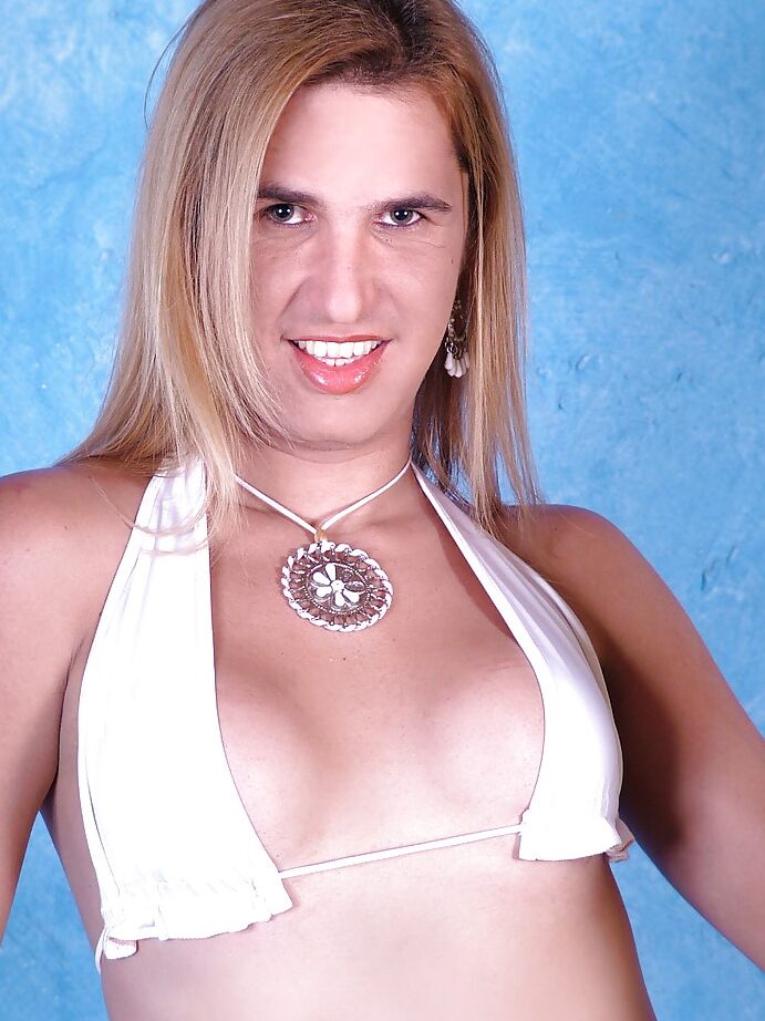 16P Loira modelo transexual solo Wanessa Bysmark deixando o pau grande solto