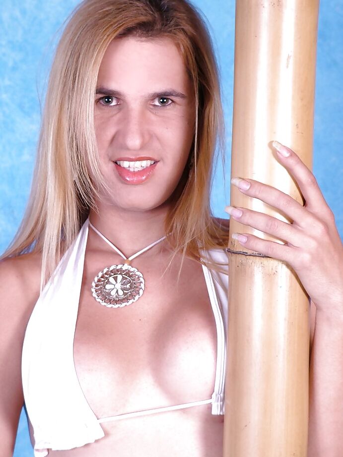 16P Loira modelo transexual solo Wanessa Bysmark deixando o pau grande solto