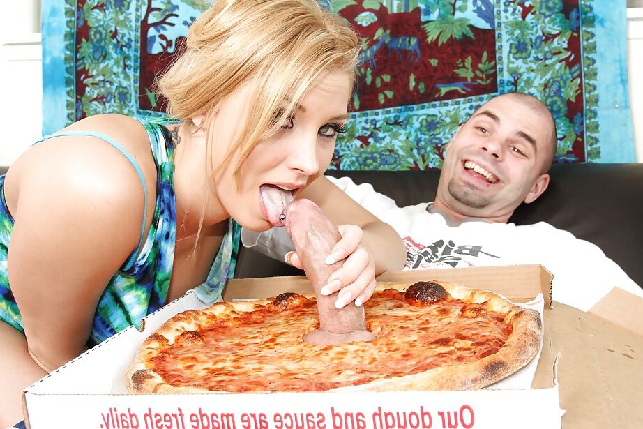 16P A loira sacanagem Lexi Kartel é ferrada hardcore por um cara da pizza