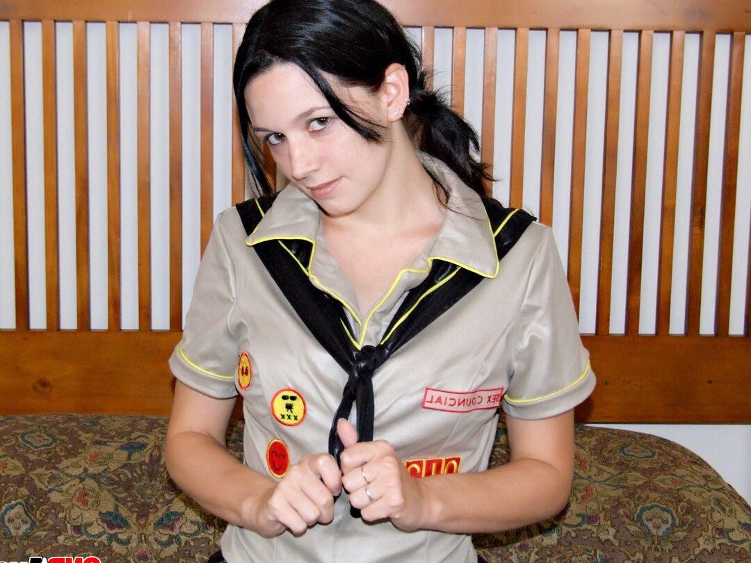 12P Regardez Avery se déshabiller de son uniforme d'éclaireuse coquine et jouer avec un