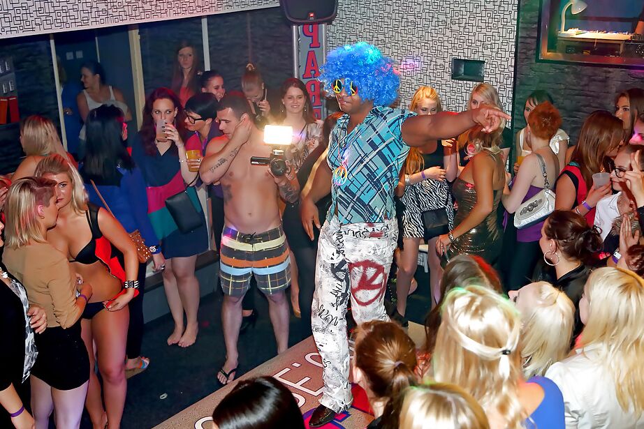16P Seductoras chicas amateur emborrachándose en la glamorosa fiesta nocturna