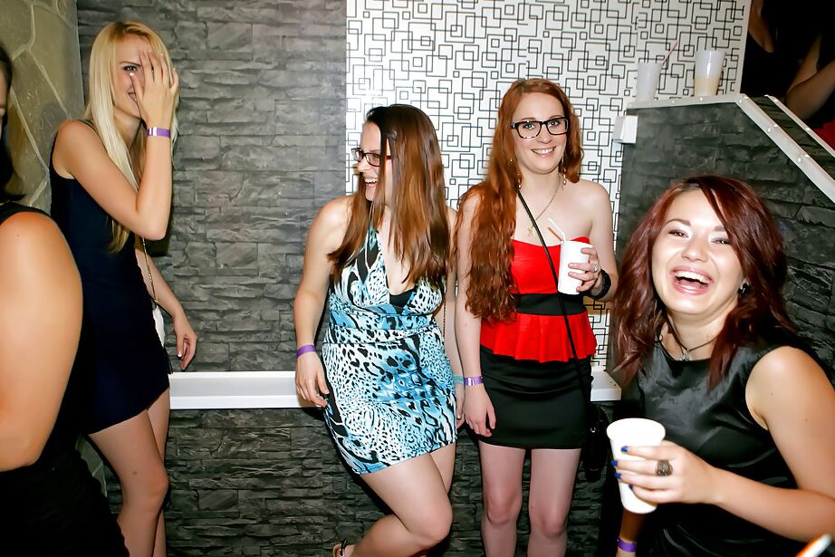 16P Seductoras chicas amateur emborrachándose en la glamorosa fiesta nocturna