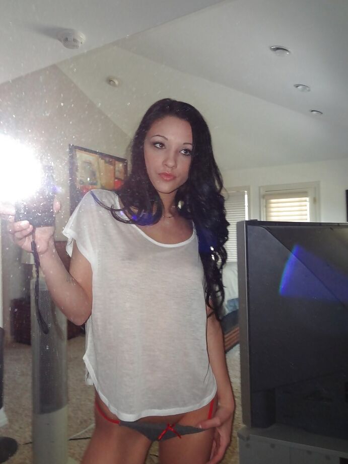 16P La superbe teen brune Morgan Brooke montre son cul pendant qu'elle se prend en photo.