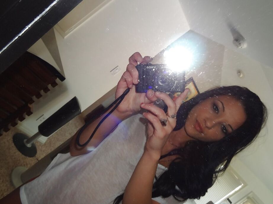 16P La superbe teen brune Morgan Brooke montre son cul pendant qu'elle se prend en photo.