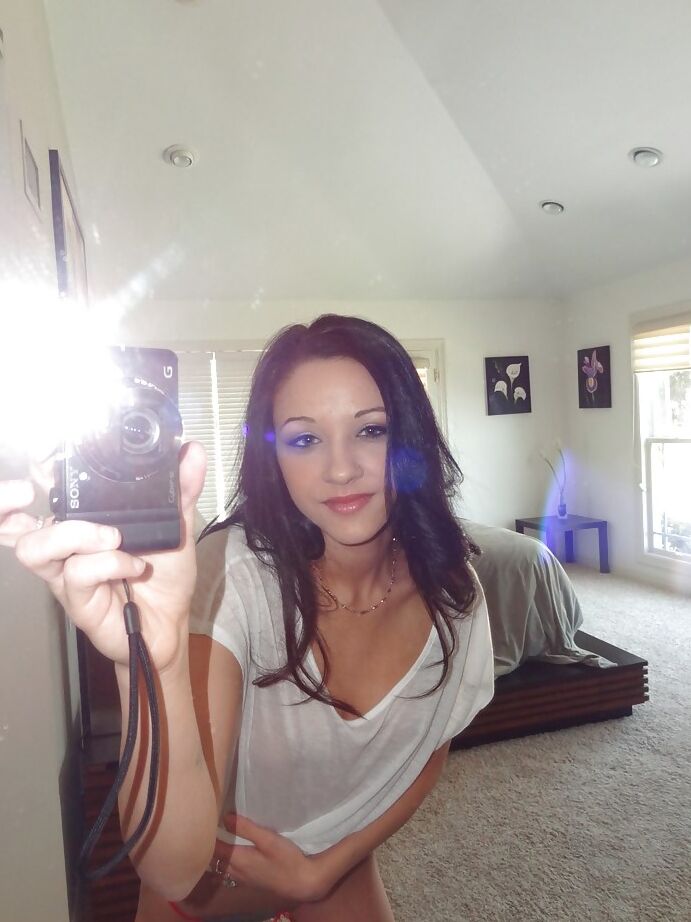 16P La superbe teen brune Morgan Brooke montre son cul pendant qu'elle se prend en photo.