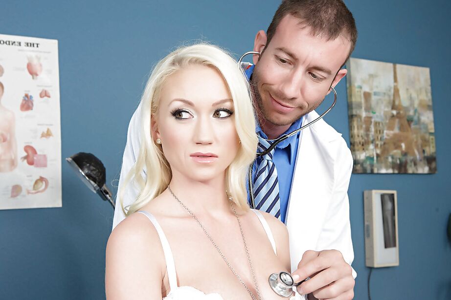 16P Madison Scott, mignonne blanchie, joue avec son gentil docteur arrogant.