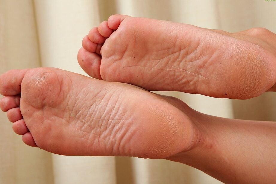 16P Mulher de meia-idade exibe orgulhosamente sua vagina raspada depois de se despir
