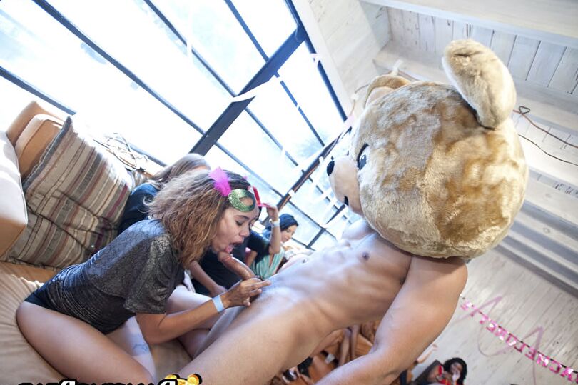 14P La despedida de soltera se sale de control cuando las chicas chupan