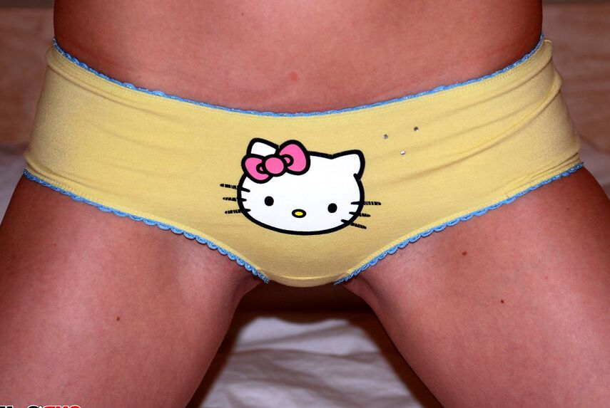 12P Cali muestra su culo redondo y perfecto con pantalones cortos amarillos