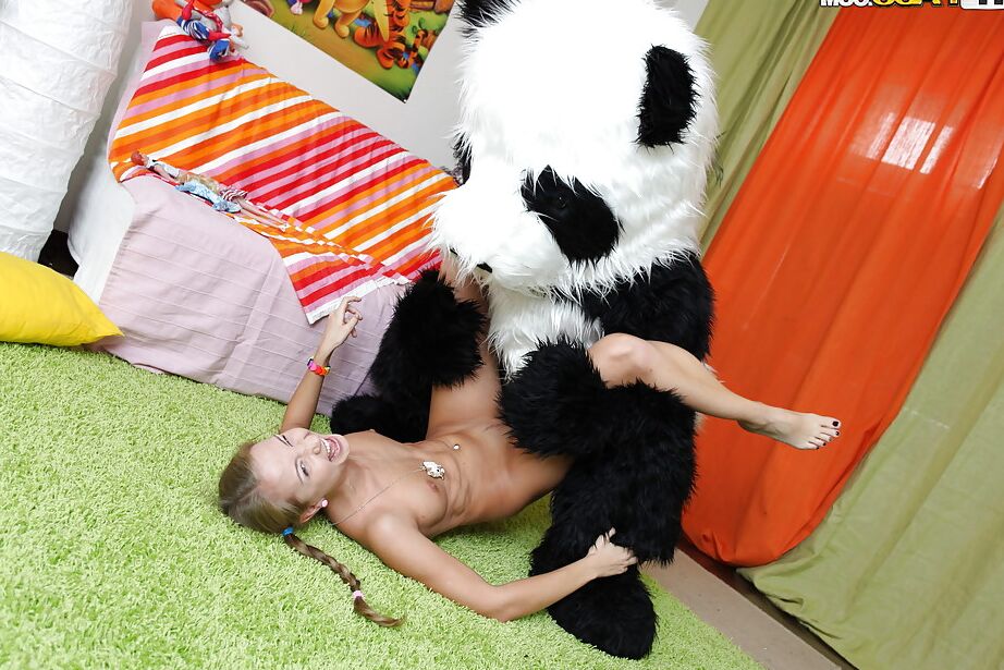 16P Linda adolescente lasciva com tranças faz sexo hardcore com um brinquedo panda