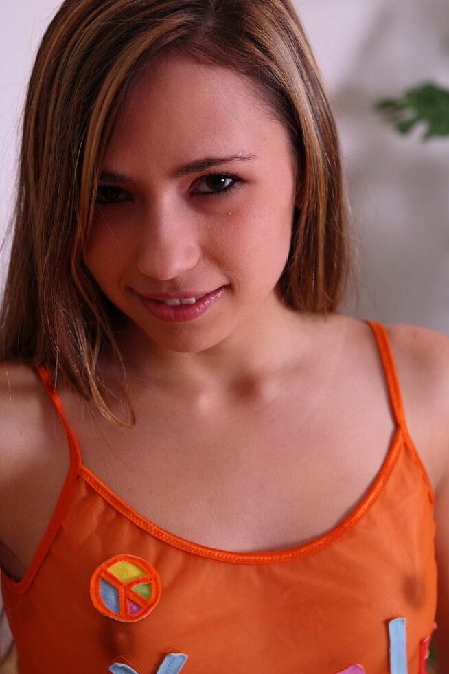 14P La pequeña adolescente Maeketa descubre sus pequeñas tetas