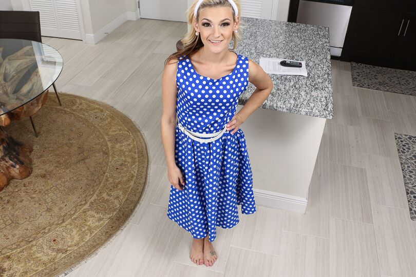 14P La linda ama de casa rubia Hope Harper se quita el vestido y más en la cocina