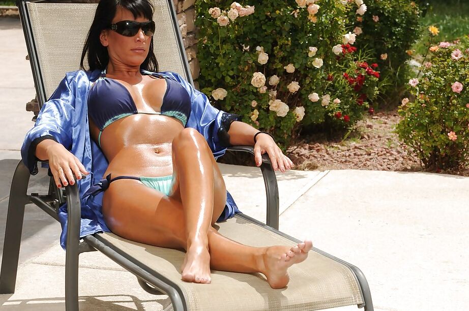 16P Lusty MILF gata Lezley Zen está se masturbando na piscina ao ar livre