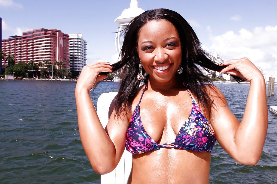 16P, Imani Rose, une femme d'ébène en bikini, exhibe ses seins et sa fente en plein air.