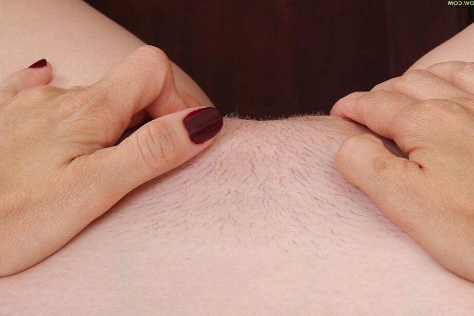 16P MILF solitaria Ajia Simpson abriendo su coño afeitado después de ponerse las bragas bajo la falda