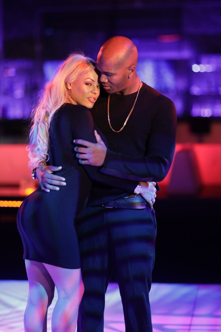19P La blonde aux gros seins Luna Star pose avec un black et montre son cul