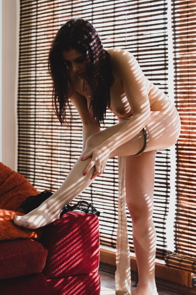 20P Valentina Nappi, une italienne aux gros seins naturels, joue avec son délicieux manchon sur un canapé