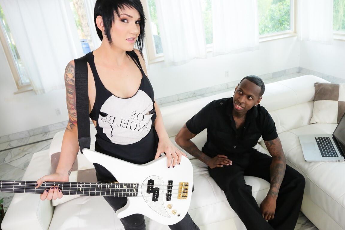 15P A roqueira tatuada Nikki Hearts transa com um galo negro enquanto usa meias esportivas
