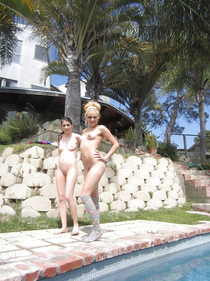 16P Zoe Foxx e a doce adolescente Courtney Star mostram suas bundas ao ar livre