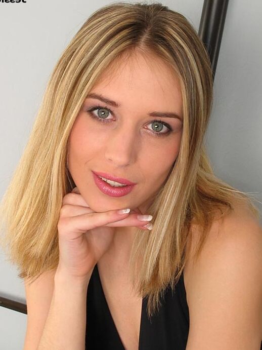 10P La sexy rubia Jessica se mete un par de dedos en su coño húmedo