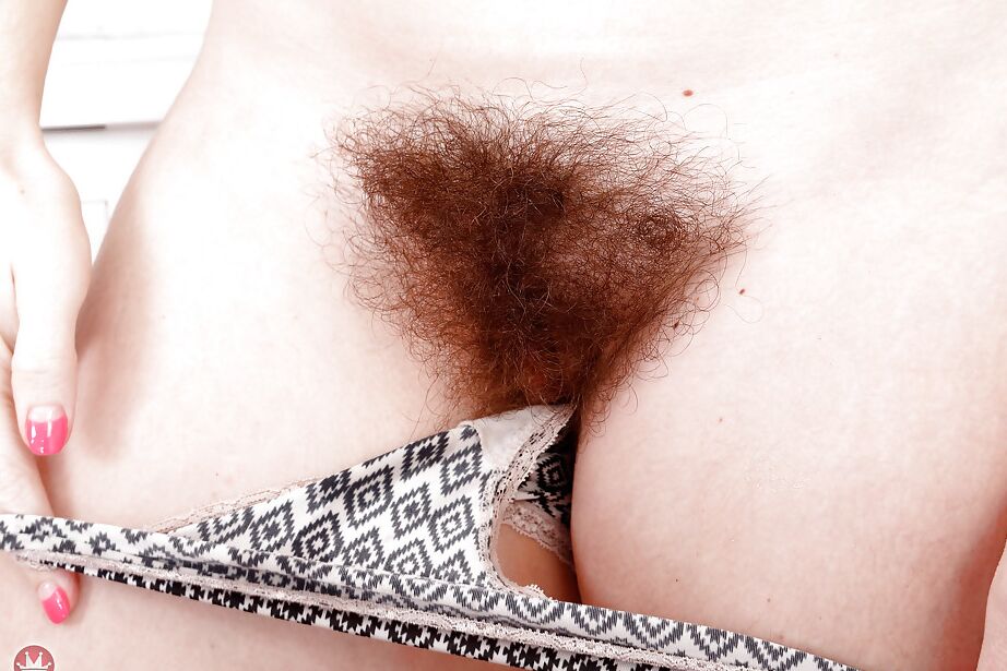 16P All natural solo model Simone Delilah displaying hairy body parts in kitchen