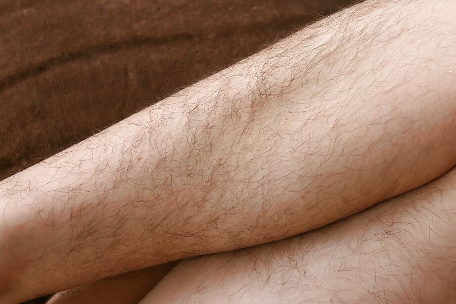 16P Madura tetona de piernas sin afeitar masturbando su chocho peludo