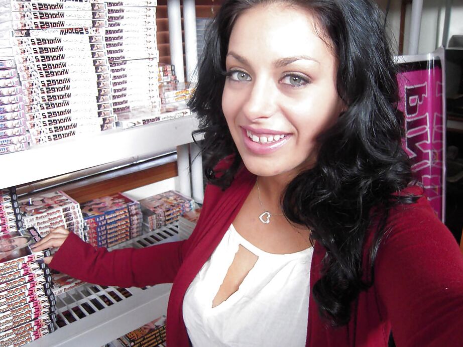 16P La MILF brune Smiley Angelica Raven dévoile ses courbes tentantes