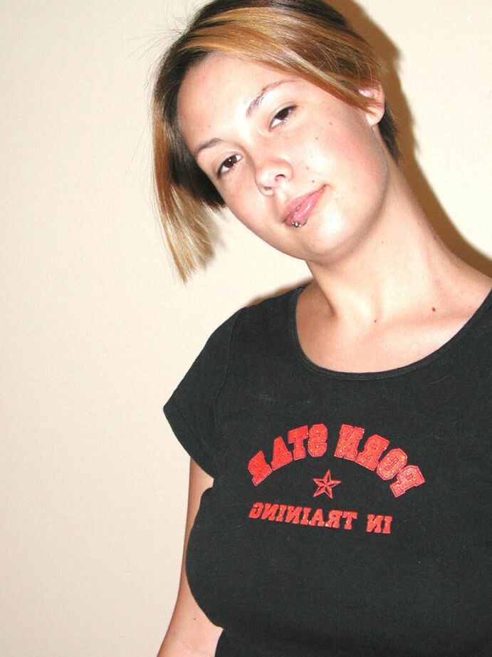 16P Amateur chick Gwen revealing tattoos and and trimmed snatch while undressing