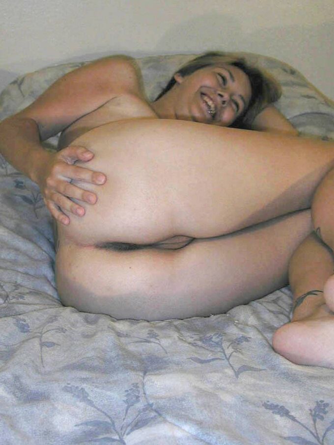 16P Amateur chick Gwen revealing tattoos and and trimmed snatch while undressing