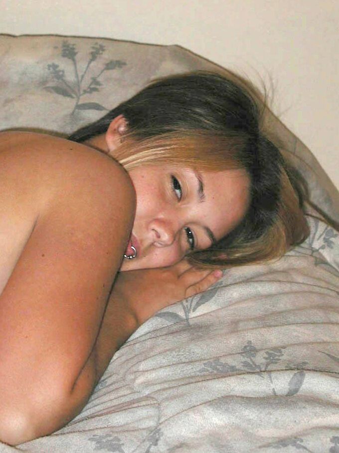 16P Amateur chick Gwen revealing tattoos and and trimmed snatch while undressing