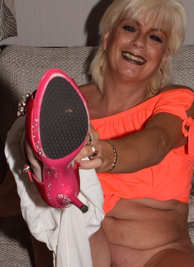20P La rubia mayor Dimonty descubre sus tetas mientras se quita las mallas reveladoras