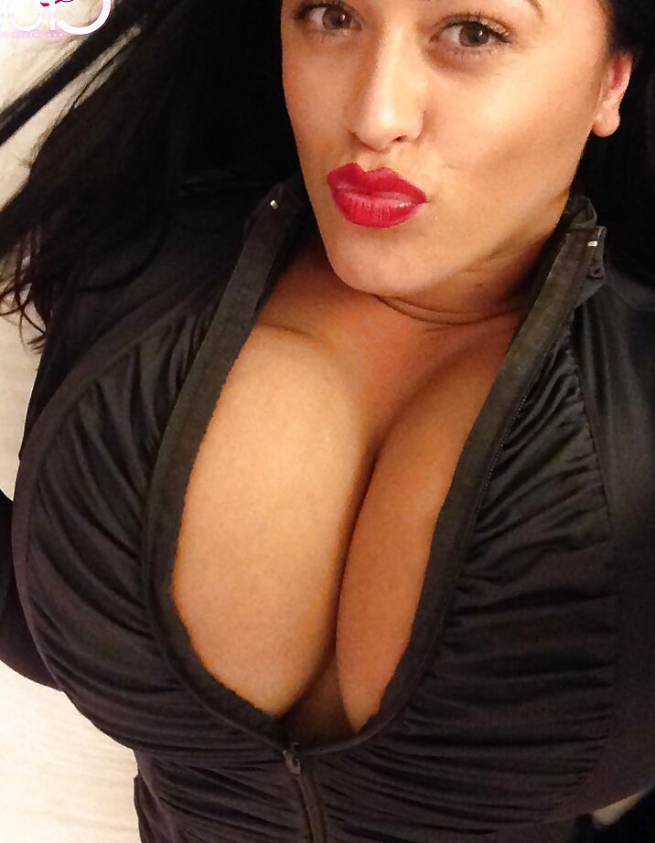 16P La picante estrella porno tetona Leanne Crow juega con su figura desnuda